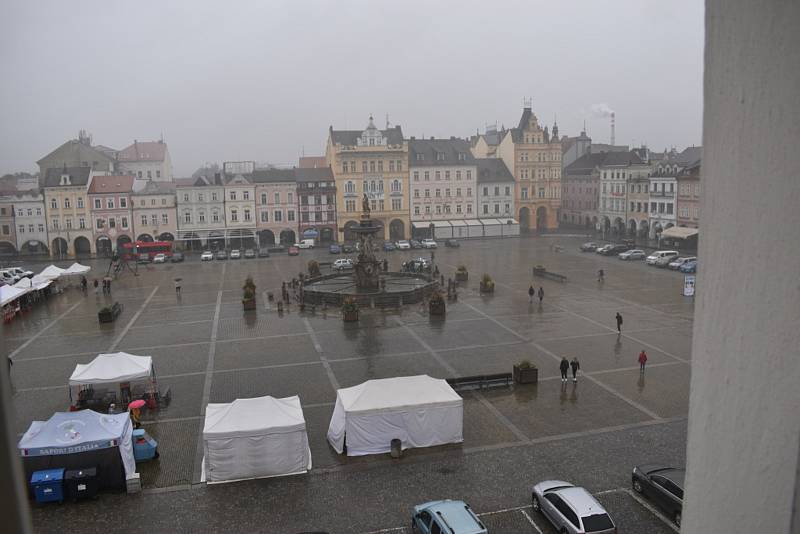 Dým zahalil v pátek navečer kašnu na náměstí Přemysla Otakara II. v Českých Budějovicích. Mohlo jít o zklamané fotbalové fanoušky, kteří nepřenesli přes srdce, že byl kvůli koronaviru zrušen zápas Dynama.