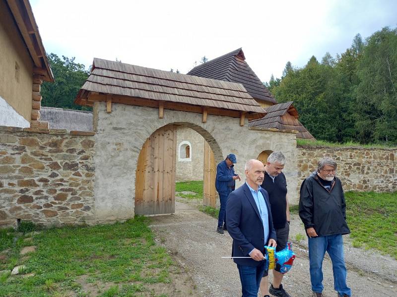 V areálu památníku nedaleko Borovan na Českobudějovicku vzniká unikátní archeoskanzen.