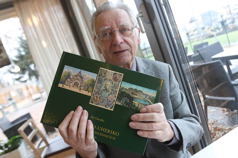 Numismatik, historik a pedagog Jiří Chvojka vydal před Vánoci publikaci pohlednic. Najdete v ní i pohledy z jihu Čech.