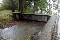 Deště na počátku srpna 2020 naplnily Dubenský rybník u Dubného na Českobudějovicku tak, že voda už začala odtékat bezpečnostním přelivem.