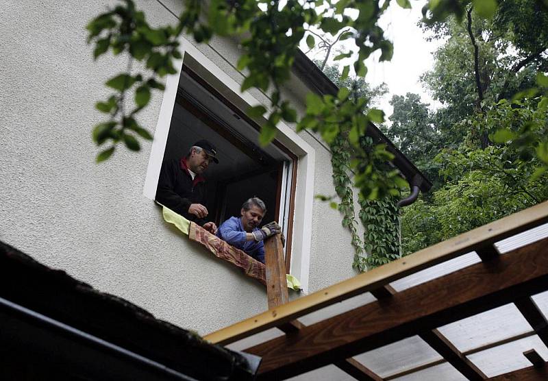 Kus uvolněné skály, který se provalil až do obýváku, probudil ve čtvrtek kolem páté hodiny ráno obyvatele rodinného domu za  hotelem Pohrad v Hluboké nad Vltavou. 