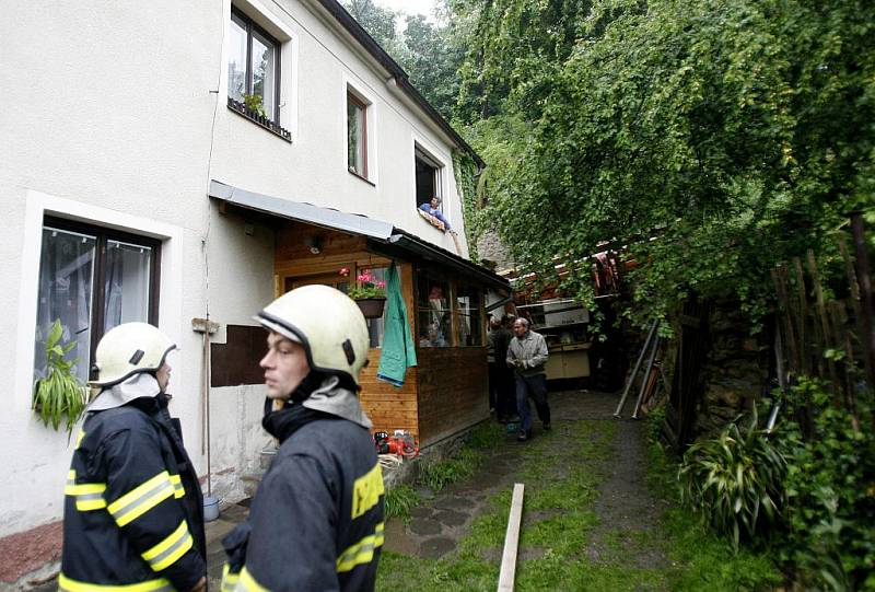 Kus uvolněné skály, který se provalil až do obýváku, probudil ve čtvrtek kolem páté hodiny ráno obyvatele rodinného domu za  hotelem Pohrad v Hluboké nad Vltavou. 