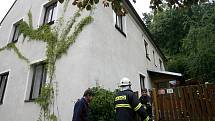 Kus uvolněné skály, který se provalil až do obýváku, probudil ve čtvrtek kolem páté hodiny ráno obyvatele rodinného domu za  hotelem Pohrad v Hluboké nad Vltavou. 