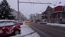 Sníh komplikoval ranní provoz i v Českých Budějovicích.