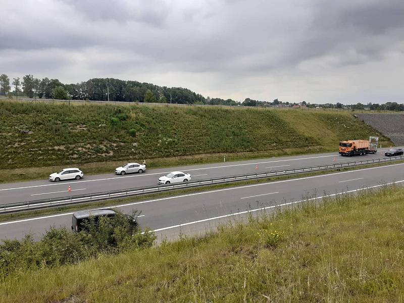 Na dálnici D3 z Budějovic na Mezno hrozí aquaplaning kvůli sesuvu svahu.