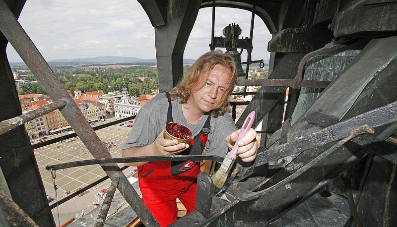  Věžný Jan Vančura se ve středu pustil do pravidelné údržby dvou cimbálů, které odbíjejí na Černé věži.