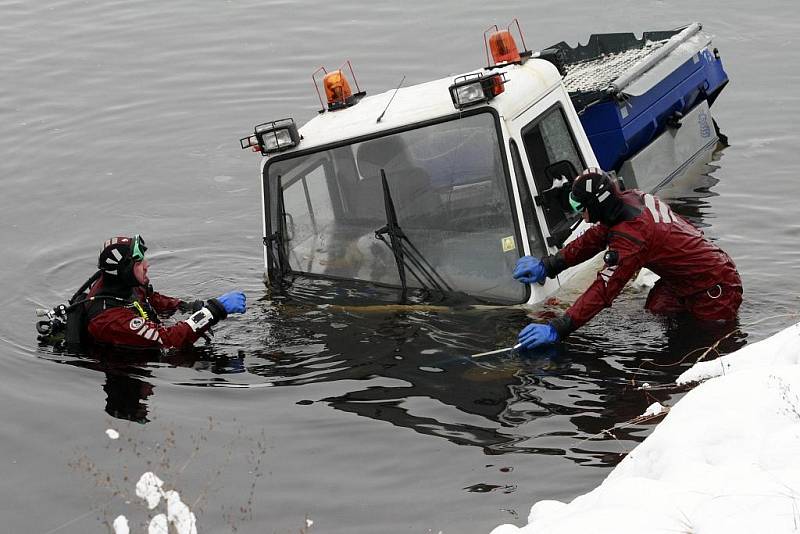 Řidič s multikárou skončil ve Vltavě. Přestože se řidiči podařilo z potápějícího se vozidla uniknout, musel poté ještě uplavat tři metry v ledové vodě. 