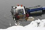 Řidič s multikárou skončil ve Vltavě. Přestože se řidiči podařilo z potápějícího se vozidla uniknout, musel poté ještě uplavat tři metry v ledové vodě. 