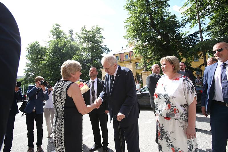 Třídenní cestu po kraji zahájil Miloš Zeman v pondělí dopoledne setkáním s hejtmankou Ivanou Stráskou, zastupiteli a dalšími hosty. Začátku cesty byla přítomná i první dáma Ivana Zemanová.