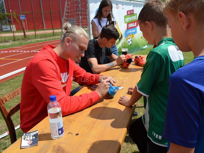 O podpis stoperů Dynama Maksyma Talovierova (vlevo) a Lukáše Havla byl mezi malými fotbalisty zájem.