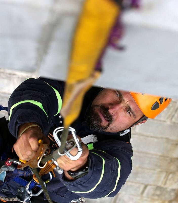 Lezecké cvičení hasičů na Husinecké přehradě