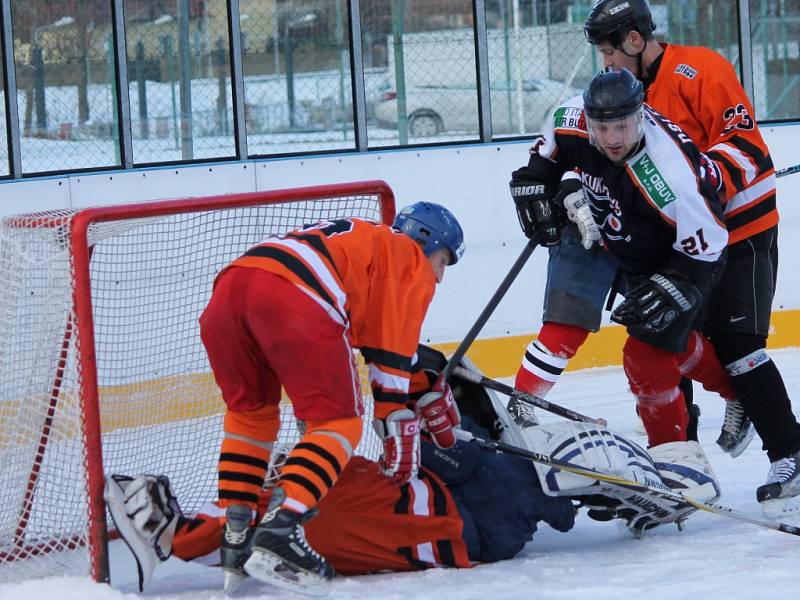 Hluboká Knights B porazila v derby Kuki Boys 7:6. 