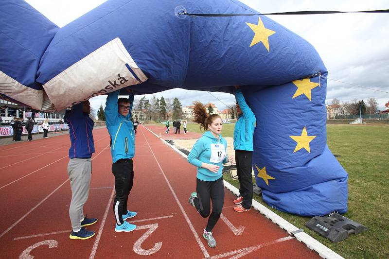 Středoškoláci běželi maraton formou štafety