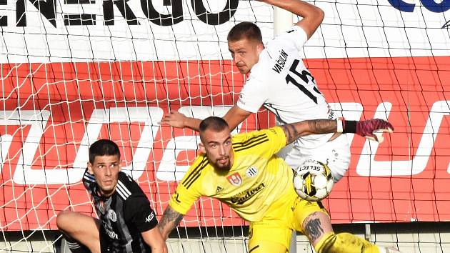 Doma v I. lize fotbalisté Dynama podlehli Hradci 0:3 (na snímku brankář Janáček zasahuje před Vašulínem, vlevo obránce Broukal), uspějí v sobotu doma v Mol Cupu?