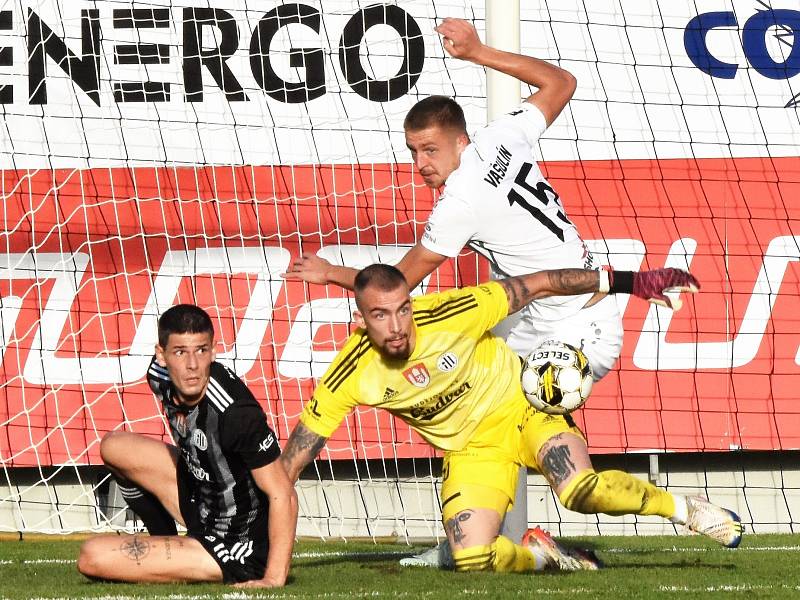 Doma v I. lize fotbalisté Dynama podlehli Hradci 0:3 (na snímku brankář Janáček zasahuje před Vašulínem, vlevo obránce Broukal), uspějí v sobotu doma v Mol Cupu?