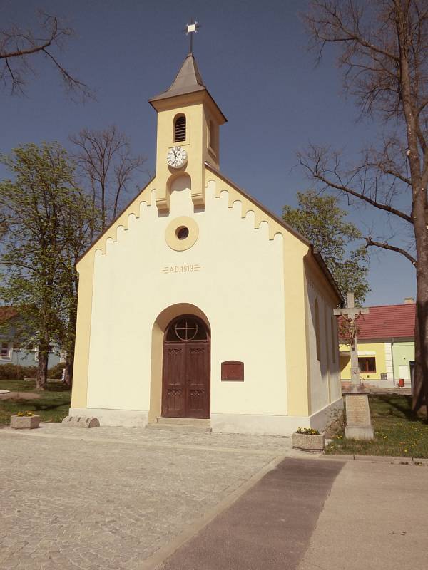 Mydlovarští dobrovolní hasiči dostali nové vozidlo. V sobotu se tak u nich na návsi konala velká sláva.