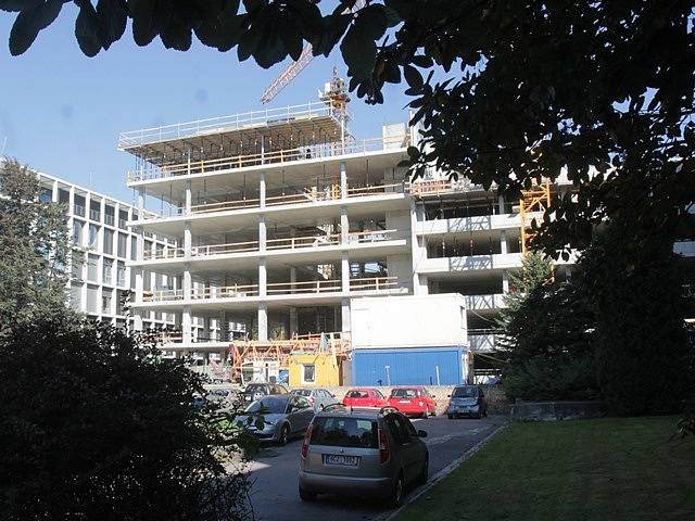 Stavba parkovacího domu v Českých Budějovicích.