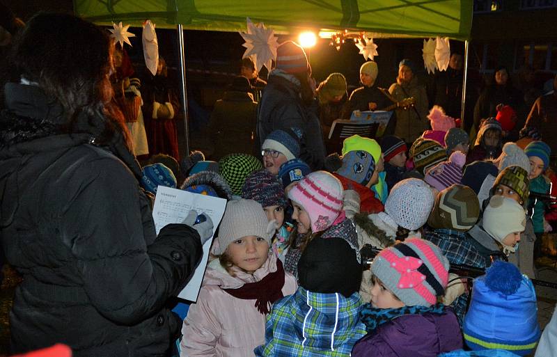 Advent v Týně nad Vltavou zahájili v neděli tradičně zvonkovým průvodem. Jeho účastníci pak rozsvítili na náměstí Míru vánoční strom.