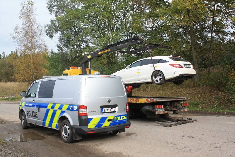 V bílém mercedesu na odstavném parkovišti u silnice E55 nedaleko Ševětína našli zraněného muže. Případ vyšetřují policisté.