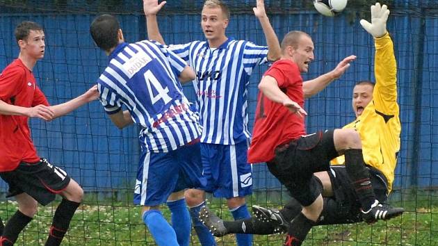 jedním ze šlágru fotbalového víkendu bude sobotní divize Strakonice - Štěchovice (na snímku z derby v Táboře před táborskou brankou v dresu Strakonic útočník Němec).