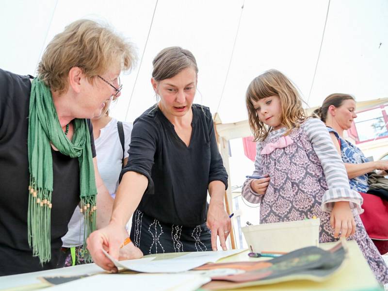 Táborský knižní festival Tabook rozžil o víkendu kotnovskou sýpku i další prostory ve městě. Na snímku dílna pro děti, kterou vedla Tereza Říčanová.