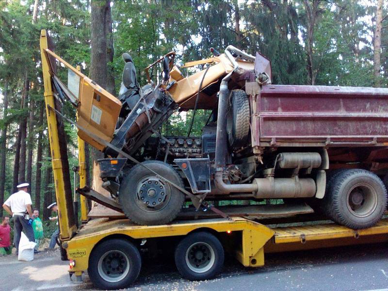 Nehoda nákladního vozidla u Třeboně. Krátce před 20. hodinou byl poškozený nákladní vůz připraven k transportu.