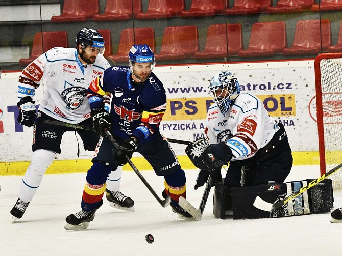 Michal Vondrka (na snímku v modrém operuje před libereckou brankou) dal proti Bílým Tygrům (5:4) vítězný gól.
