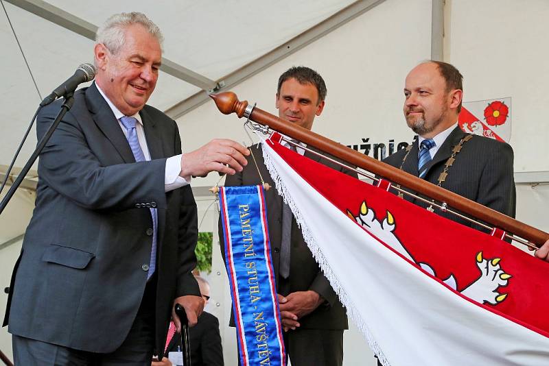 Prezident Miloš Zeman dekoroval prapor města pamětní stuhou. 