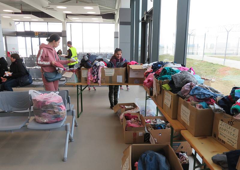 Krajské asistenční centrum pomoci Ukrajině (KACPU) na Letišti České Budějovice v pátek 18. března dopoledne.