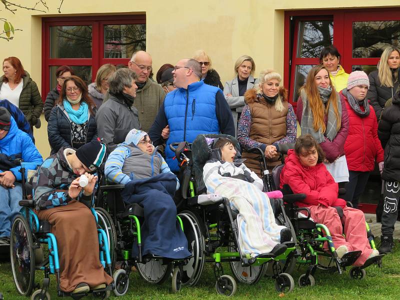 Arpida+ campus životních příležitostí může už za dva roky pomáhat dospělým lidem s tělesným a kombinovaným postižením .8. listopadu se symbolicky klepalo na základní kámen.