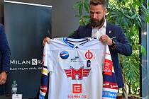 Kapitán Milan Gulaš představuje nový bílý dres Motoru pro nadcházející sezonu.