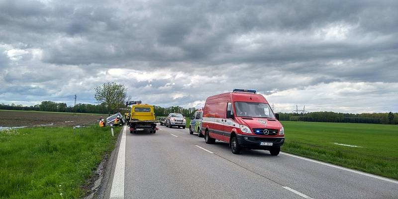 Havárie čtyř aut uzavřela silnici I/20 mezi Českými Budějovicemi a Pískem u Dasného na Českobudějovicku v sobotu 15. května 2020 odpoledne na několik hodin.