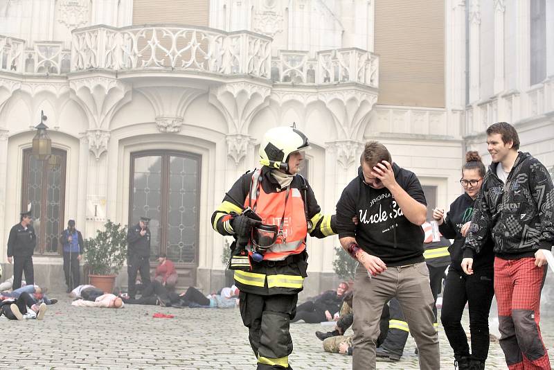 Složky integrovanégo záchranného systému cvičily na Hluboké zásah při, kterém vybuchla bomba a byli zranění návštěvníci památky