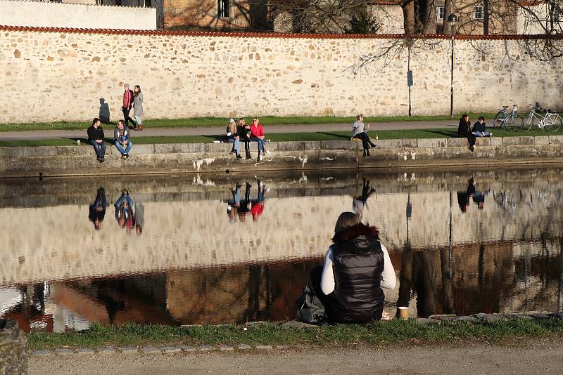 Stovky lidí se v nádherném teplém počasí procházely po Stromovce nebo lenošily na Sokolském ostrově.