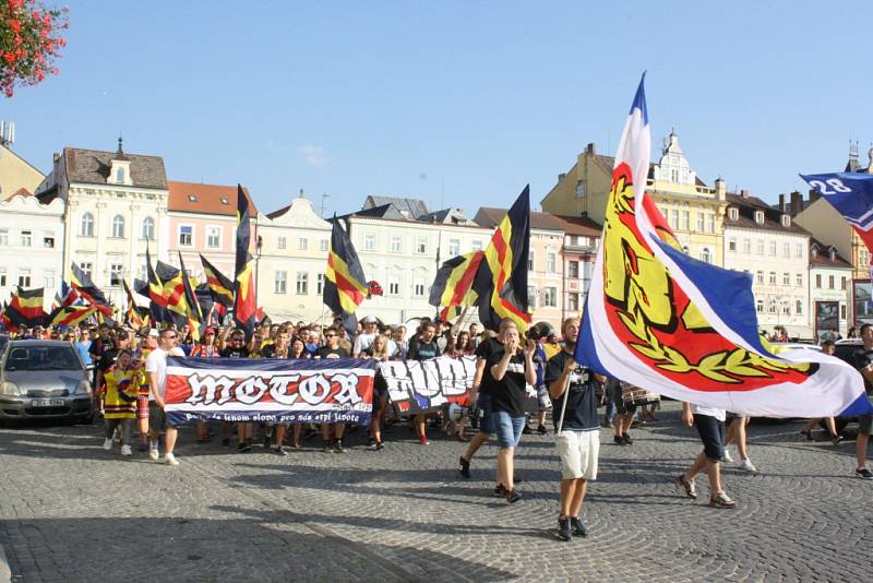 Slavnostní pochod českobudějovických hokejových fanoušků městem na první domácí utkání Motoru České Budějovice.