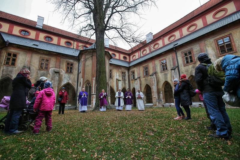 Druhou prosincovou neděli si lidé po celém světě připomínají památku  zemřelých dětí. Za svoje malé, ale i dospělé děti přišli zapálit svíčku jejich rodiče i sourozenci.