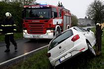 U obce Olešník havaroval ve čtvrtek ráno osobní automobil značky Seat Ibiza. Auto vyjelo ze silnice, sjelo do příkopu a narazilo do stromu.
