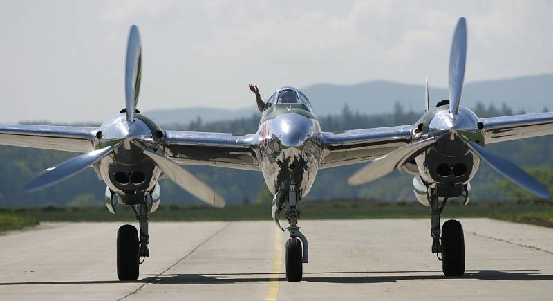 Letecká skupina Red Bull Flying Bulls z Hangáru 7 v Salcburku hostovala do včerejška na letišti v Plané u Českých Budějovic. Ve vzduchu i na zemi se představily slavné stroje, např. Lockheed P38 Lightning, kterým létal spisovatel Antoine de Saint-Exupéry.