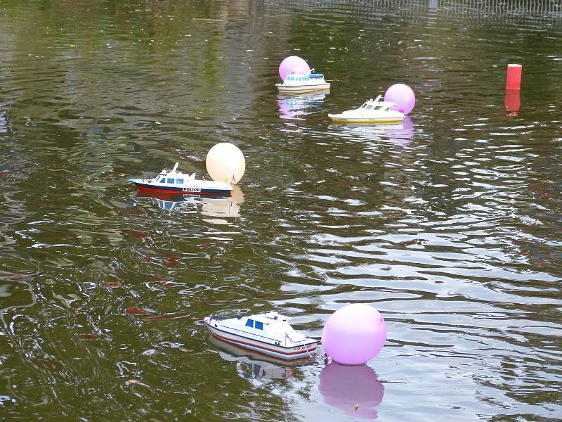 Ledeničtí lodní modeláři uspořádali v sobotu na rybníce Lazna soutěž autorů maket lodí.