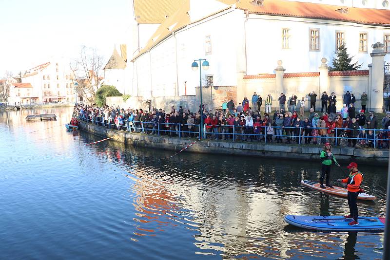 Silvestrovský ponor na slepém rameni Malše v Českých Budějovicích spojený s plaveckými závody.