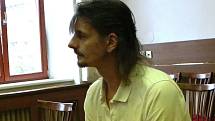 František Pastyřík z Jindřichova Hradce bodl v hádce partnerku nožem do hrudníku. Teď se u soudu zpovídá z pokusu o vraždu. Při prokázání viny mu hrozí 10 až 18 let vězení.