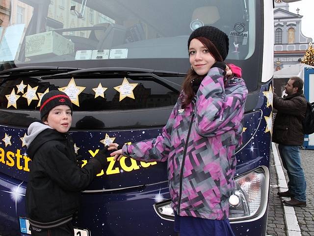 Na českobudějovickém náměstí se před zpíváním koled zastavil autobus Šťastná hvězda.