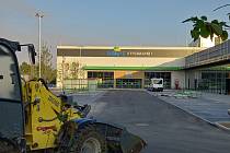 Hypermarkerket Albert a nový nákupní park v Českých Budějovicích už finišují s posledními úpravami.