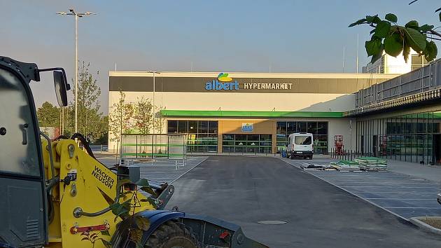 Hypermarkerket Albert a nový nákupní park v Českých Budějovicích už finišují s posledními úpravami.