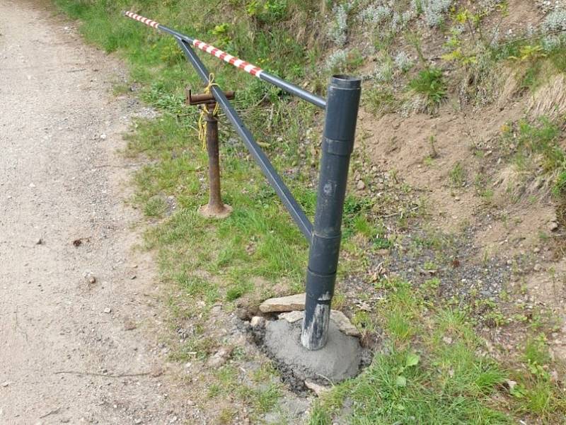 Překážku nahlásil boršovský starosta na policii.