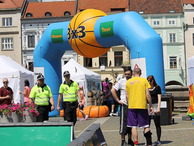 České Budějovice - Sobota 10. června patří na náměstí Přemysla Otakara II. v Českých Budějovicích basketbalu. Po roce tam dorazila Chance 3x3 Tour. U Samsona vyrostly čtyři kurty s mobilními koši.