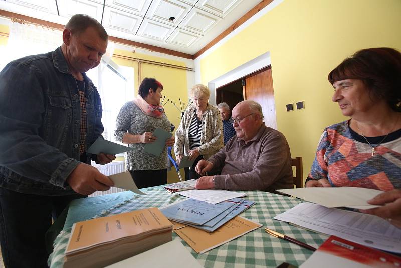 V Čížkrajicích dohlížela na volby komise v tradičním složení. Zasedl v ní i kybernetik, předsedou byl myslivec.