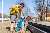 Dobrovolníci z českobudějovického uskupení Trash Hero uklízí město.