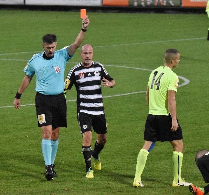 Fotbalisté Dynama v sobotním šlágru II. ligy porazili Opavu 2:1 a vystřídali ji v čele tabulky. 