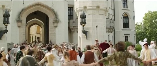 Svatba Jana a Růženky se natáčela před hlavním vchodem do zámku. Celé království se raduje.